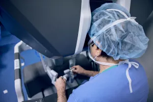 Gennaro Carpinito, MD uses the daVinci robot during an urology surgery in the operating room at Tufts Medical Center.
